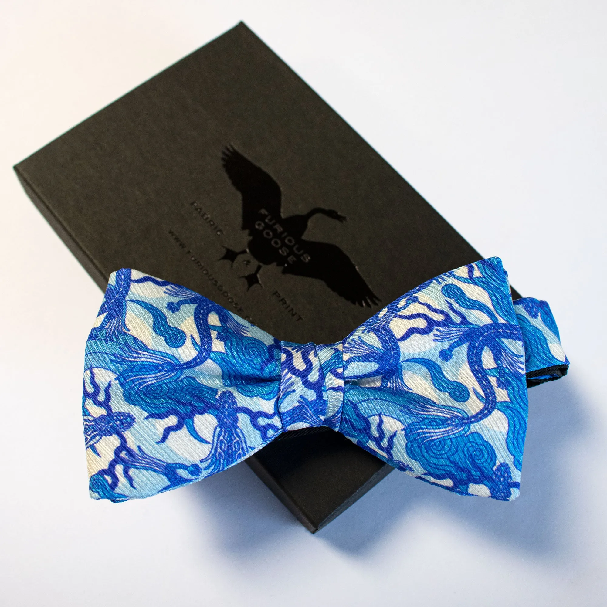 Dragon Bow Tie, Sina