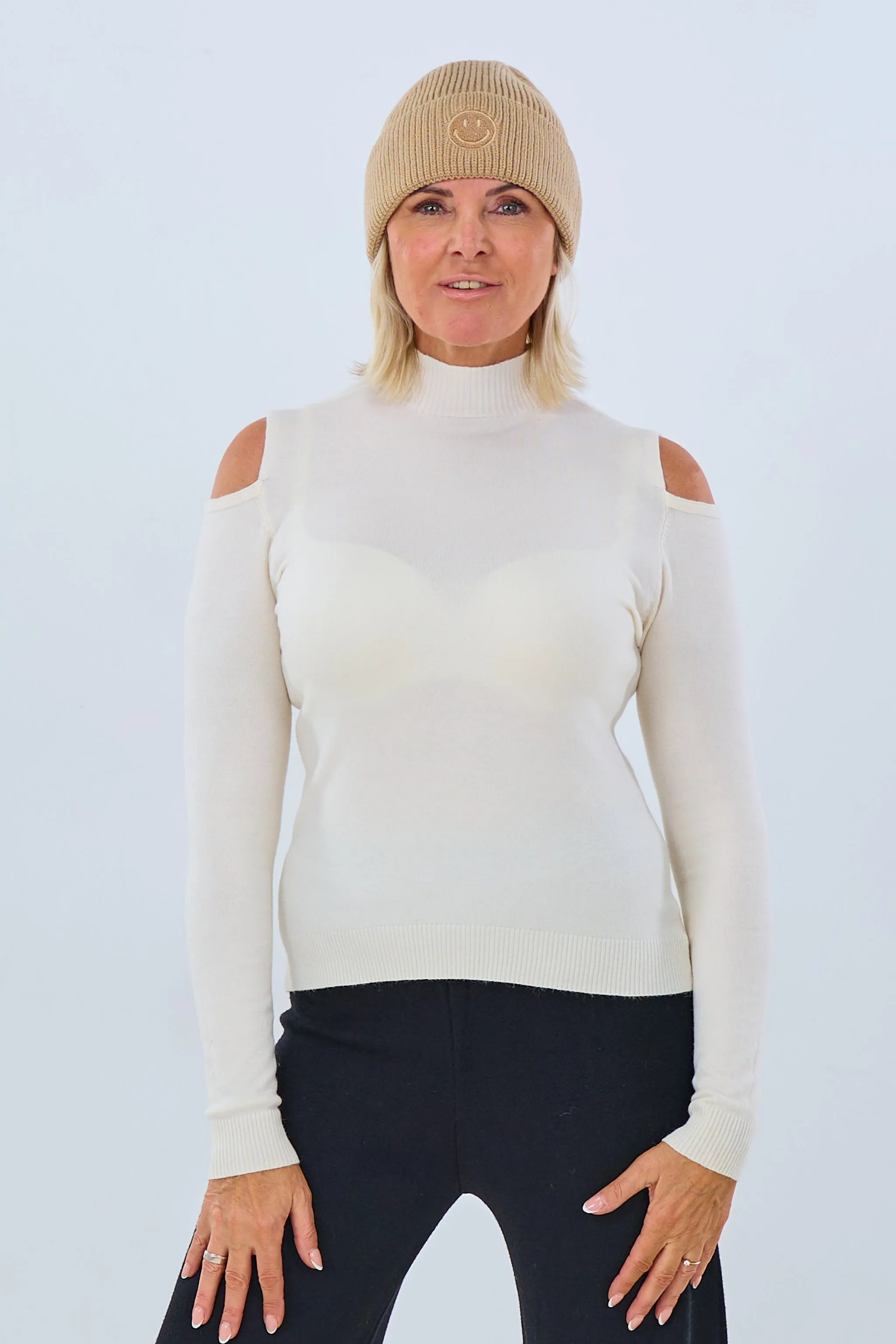 Schulterfreier, enger Pulli, creme