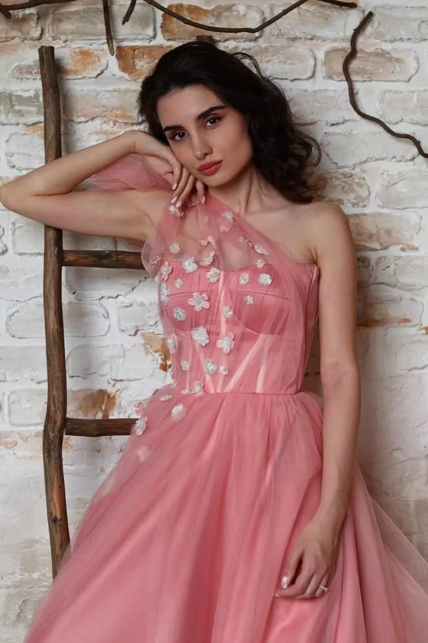 Stunning One-Shoulder Tulle Prom Gown Adorned with Exquisite Appliques